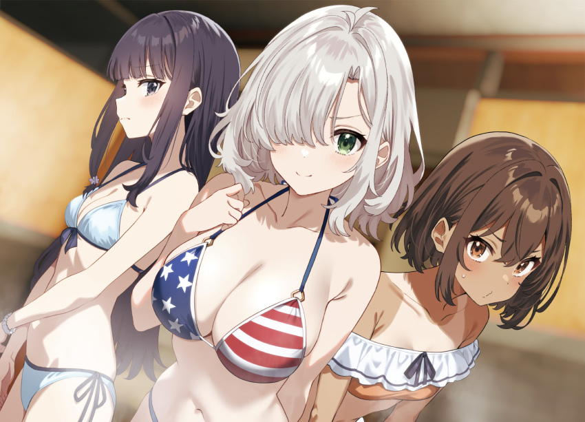 &gt;:) 3girls american_flag american_flag_bikini american_flag_print antenna_hair bikini black_eyes black_hair bob_cut breasts brown_eyes brown_hair cleavage closed_mouth dark_skin dutch_angle flag_print flag_print_bikini frilled_bikini_top green_eyes grey_hair hair_over_one_eye halterneck hand_up highres indoors leaning_forward long_hair long_sidelocks medium_breasts multiple_girls navel novel_illustration o3o official_art print_bikini side-tie_bikini_bottom sidelocks sideways_glance siokazunoko small_breasts steam stomach strapless strapless_bikini string_bikini swimsuit tan tanline tennouzu_ami tennouzu_futaba tennouzu_ichiya tensai_bishoujo_san_shimai_wa_isourou_ni_dake_choro_kawaii third-party_source v-shaped_eyebrows v_arms