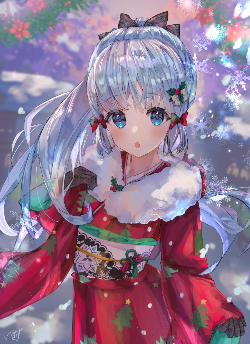 1girl absurdres ayaka_(genshin_impact) black_bow blue_eyes blue_hair blurry blurry_background bow brown_gloves christmas christmas_tree floral_print flower fur-trimmed_kimono fur_trim genshin_impact gloves hair_bow hair_flower hair_ornament highres isuzu_(an_icy_cat) japanese_clothes kimono long_hair looking_at_viewer mistletoe open_mouth ponytail red_bow red_kimono sash signature snowflakes snowing standing wide_sleeves
