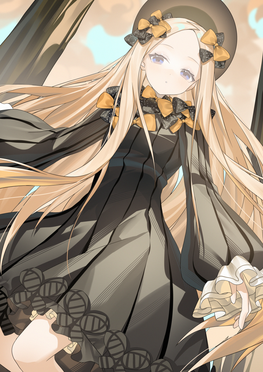 1girl abigail_williams_(fate) absurdres black_bow black_dress black_hat blonde_hair blue_eyes bow breasts dress fate/grand_order fate_(series) forehead hair_bow hat highres long_hair long_sleeves looking_at_viewer miyu10366 orange_bow parted_bangs ribbed_dress sleeves_past_fingers sleeves_past_wrists small_breasts solo
