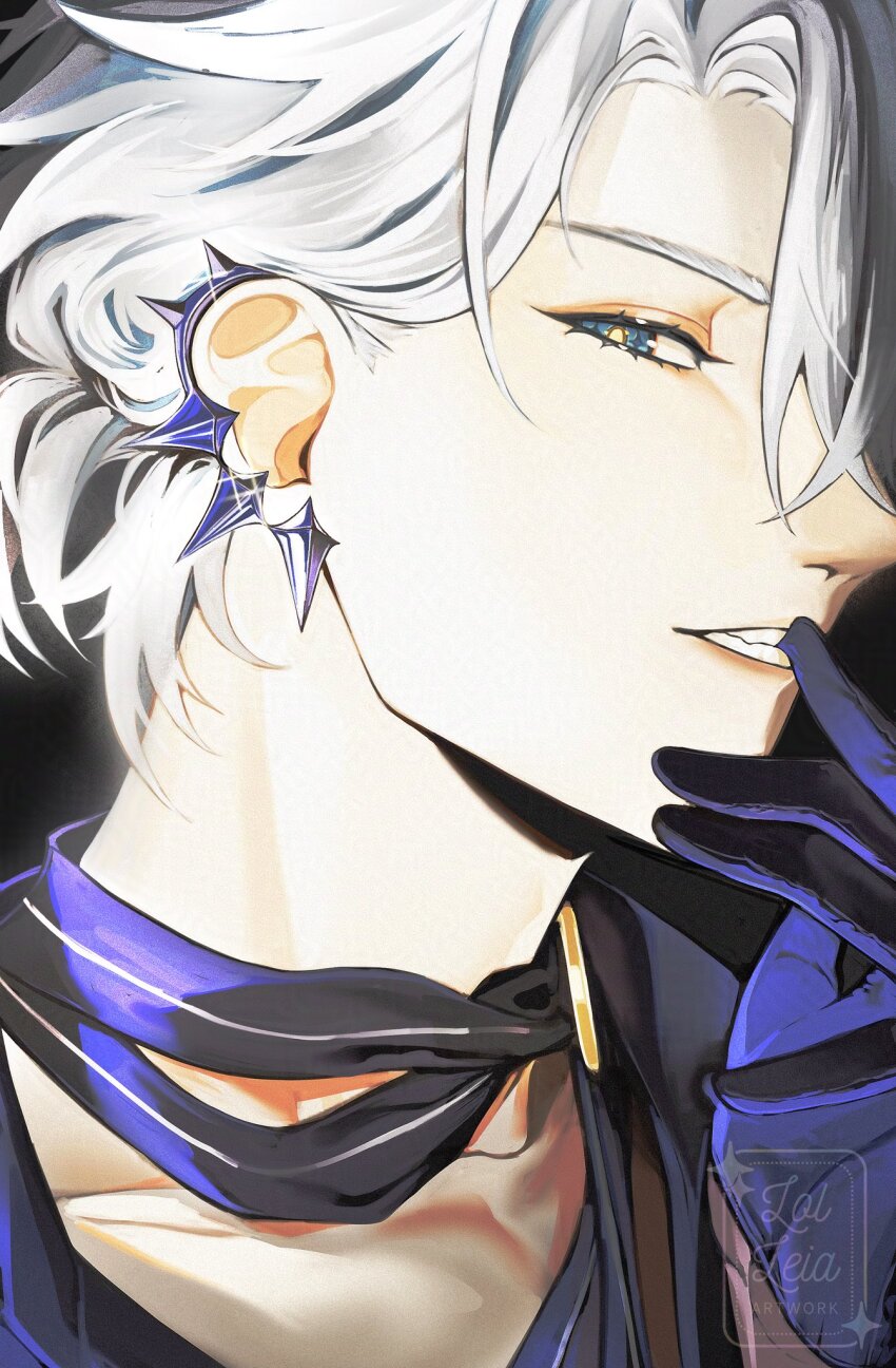 1boy antenna_hair biting biting_glove black_choker black_gloves black_shirt blue_eyes choker commentary earclip english_commentary gloves highres honkai:_star_rail honkai_(series) lolleia male_focus official_alternate_costume parted_bangs phainon_(fashion)_(honkai:_star_rail) phainon_(honkai:_star_rail) ponytail shirt short_hair solo spotlight watermark white_hair
