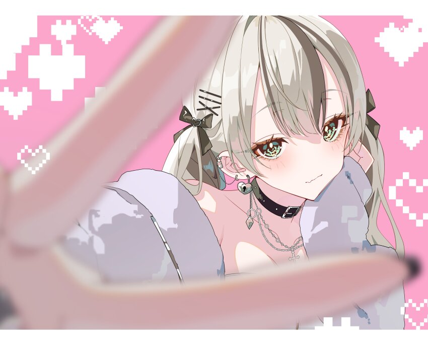 1girl absurdres amopui black_bow black_collar black_hair blonde_hair blurry blurry_foreground blush bow cardigan closed_mouth collar commentary green_eyes hair_bow hair_ornament heart highres jewelry kurumi_noah kurumi_noah_(7th_costume) letterboxed looking_at_viewer low_twintails multicolored_hair necklace pink_background solo streaked_hair twintails two-tone_hair v virtual_youtuber vspo! x_hair_ornament