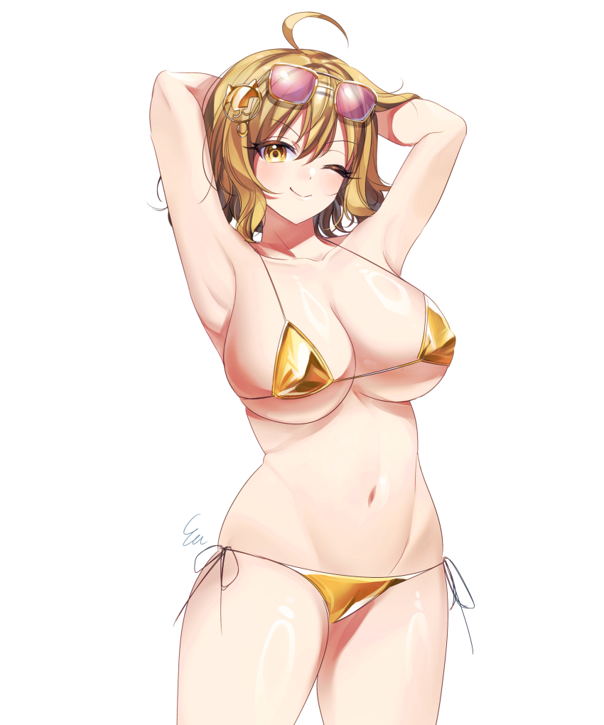 1girl ;) absurdres ahoge anis_(nikke) armpits arms_behind_head bikini blonde_hair breasts collarbone commentary_request eyewear_on_head goddess_of_victory:_nikke gold_bikini highres large_breasts looking_at_viewer navel one_eye_closed presenting_armpit short_hair side-tie_bikini_bottom simple_background smile solo stomach sunglasses swimsuit thighs white_background yellow_eyes yu_uyake15