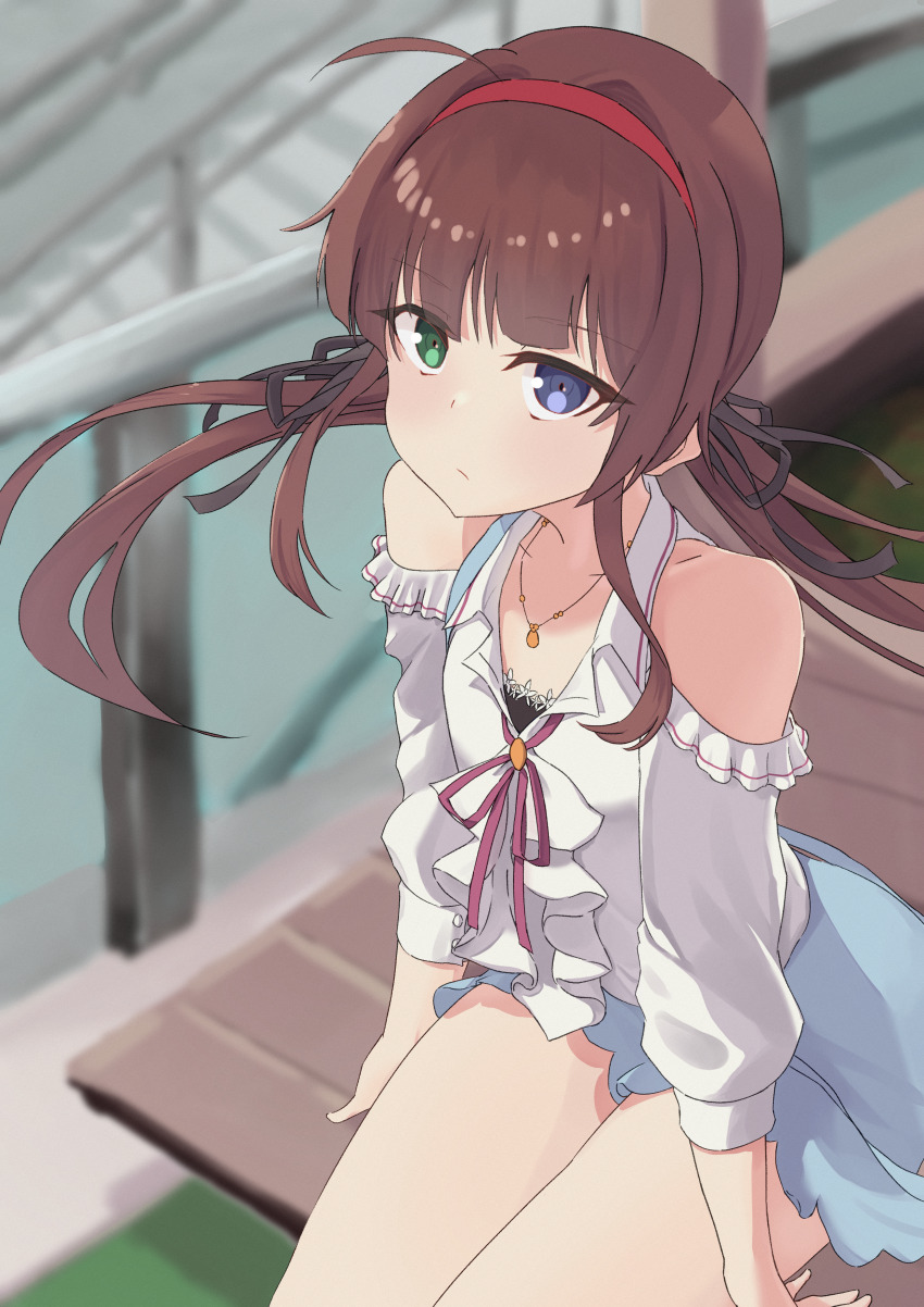1girl absurdres ahoge black_ribbon blue_eyes brown_hair casual detached_sleeves green_eyes hairband heterochromia highres jewelry light_blush long_hair looking_at_viewer low_twintails necklace on_bench pout railing red_hairband ribbon ryoubi_(senran_kagura) senran_kagura senran_kagura_new_link sitting stairs twintails yoniki