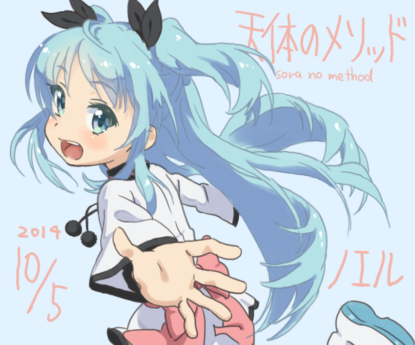 1girl blue_background blue_hair bow copyright_name dated floating_hair highres looking_at_viewer looking_back noel_(sora_no_method) open_mouth pink_bow running shoes simple_background solo sora_no_method straight_hair teeth two_side_up typehatena upper_teeth_only white_shoes