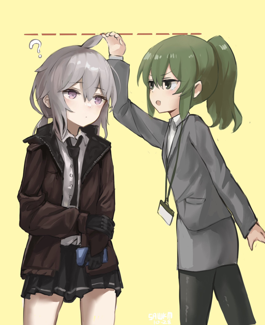 2girls ? ahoge artist_name black_pantyhose black_skirt brown_jacket buttons closed_mouth collared_shirt cowboy_shot crossover dated dot_mouth dotted_line dress_shirt expressionless girls&#039;_frontline green_eyes green_hair grey_hair grey_jacket grey_skirt hand_on_own_arm hand_up height_connection height_difference height_mark high_ponytail highres id_card igarashi_futaba jacket lanyard long_sleeves looking_at_another low_ponytail m200_(girls&#039;_frontline) medium_hair multiple_girls office_lady open_clothes open_jacket pantyhose pencil_skirt pleated_skirt pocket ponytail purple_eyes sawkm senpai_ga_uzai_kouhai_no_hanashi shirt shirt_tucked_in short_ponytail short_shorts shorts simple_background skirt suit_jacket third-party_source white_shirt wing_collar yellow_background