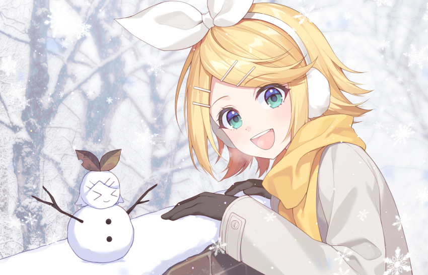 1girl bare_tree blonde_hair blue_eyes bow_hairband breath character_snowman commentary earmuffs gloves hair_ornament hairband hairclip jacket jenevan kagamine_rin long_sleeves looking_at_viewer open_mouth outdoors parallel_hairclips scarf short_hair smile snow snowing solo tree upper_body vocaloid winter