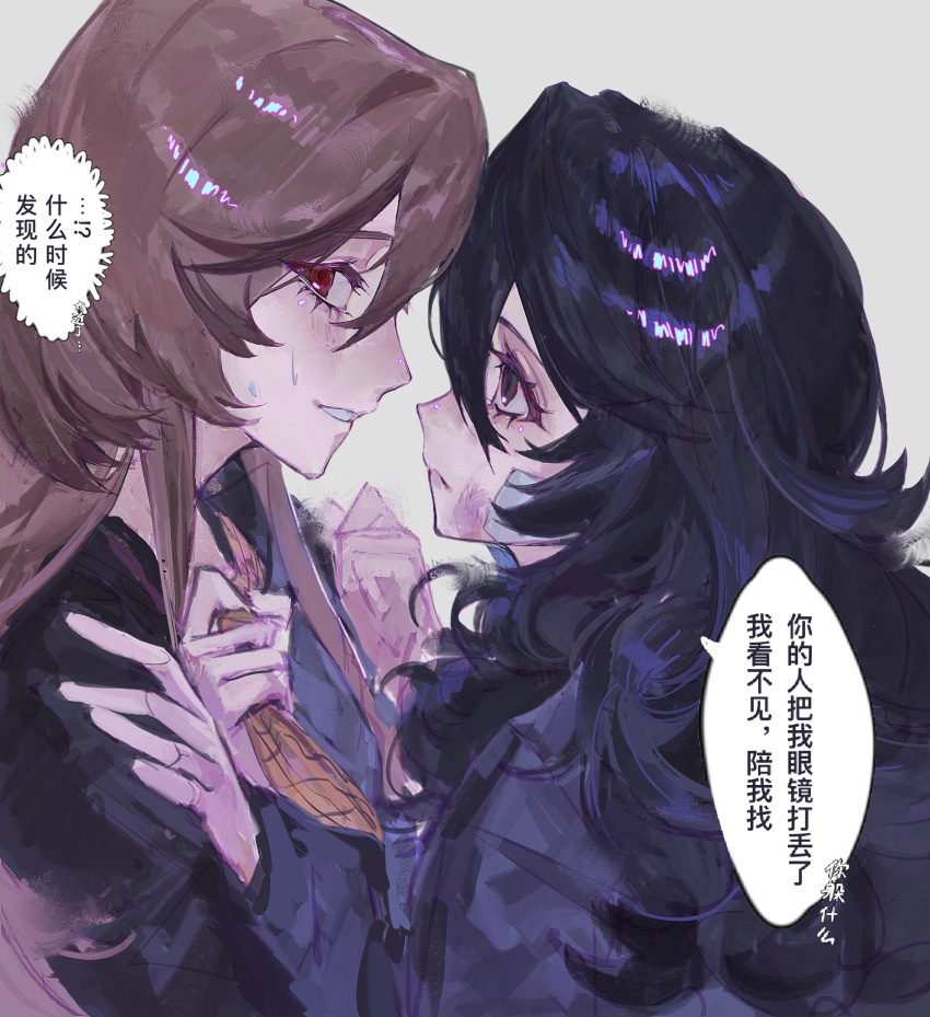 2girls akechi_gorou alariess amamiya_ren black_eyes black_hair black_jacket blush brown_hair brown_neckerchief bruise chinese_commentary chinese_text closed_mouth clothes_grab commentary_request eyelashes genderswap genderswap_(mtf) grey_background height_difference highres injury jacket long_hair long_sleeves multiple_girls neckerchief neckerchief_grab persona persona_5 plaid_clothes plaid_neckerchief red_eyes simple_background smile speech_bubble sweat translation_request variant_set