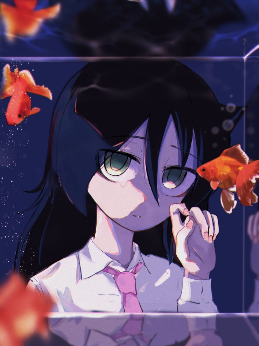 1girl 5_rebbeccas absurdres aquarium black_hair collared_shirt commentary fingernails fish goldfish green_eyes highres kuroki_tomoko long_hair long_sleeves looking_at_viewer necktie parted_lips pink_necktie reflection shirt solo upper_body watashi_ga_motenai_no_wa_dou_kangaetemo_omaera_ga_warui! white_shirt