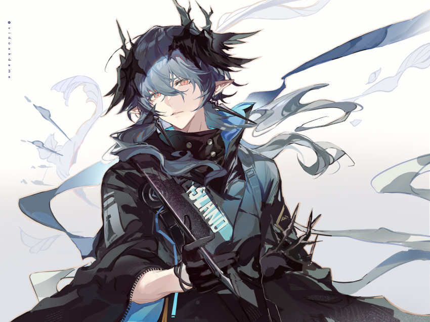 1boy arknights artist_name black_coat black_gloves black_undershirt coat commentary crossed_bangs device earrings english_commentary expressionless gloves gradient_background grey_background grey_hair hair_between_eyes head_wings high_collar highres holding holding_pen horns jewelry logos_(arknights) long_hair looking_at_viewer mole mole_under_eye parted_lips pen pointy_ears red_eyes rhodes_island_logo_(arknights) simple_background solo turtleneck upper_body vidoakdame wings