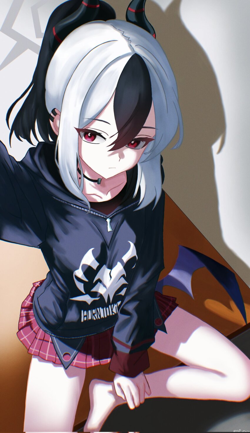 1girl barefoot black_choker black_hair black_hoodie black_horns black_nails blue_archive blush choker grey_hair grey_halo halo hand_up highres hood hoodie horns kayoko_(blue_archive) long_hair long_sleeves looking_at_viewer no_shoes pleated_skirt red_eyes red_skirt shi_draco simple_background skirt solo