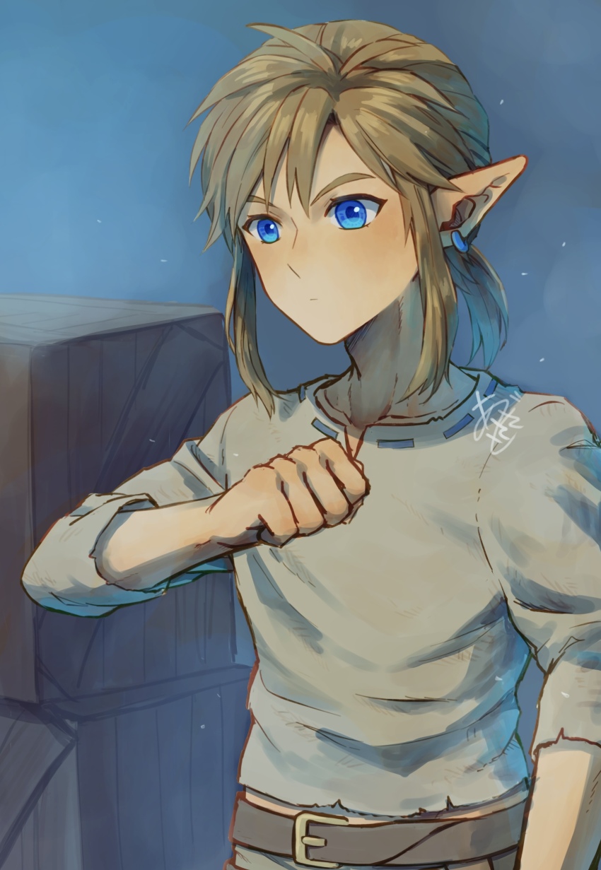 1boy absurdres agisato belt blonde_hair blue_background blue_eyes brown_belt closed_mouth crate earrings grey_shirt highres jewelry link low_ponytail male_focus midriff_peek nintendo pointy_ears ponytail shirt sidelocks solo the_legend_of_zelda the_legend_of_zelda:_breath_of_the_wild torn_clothes torn_shirt upper_body