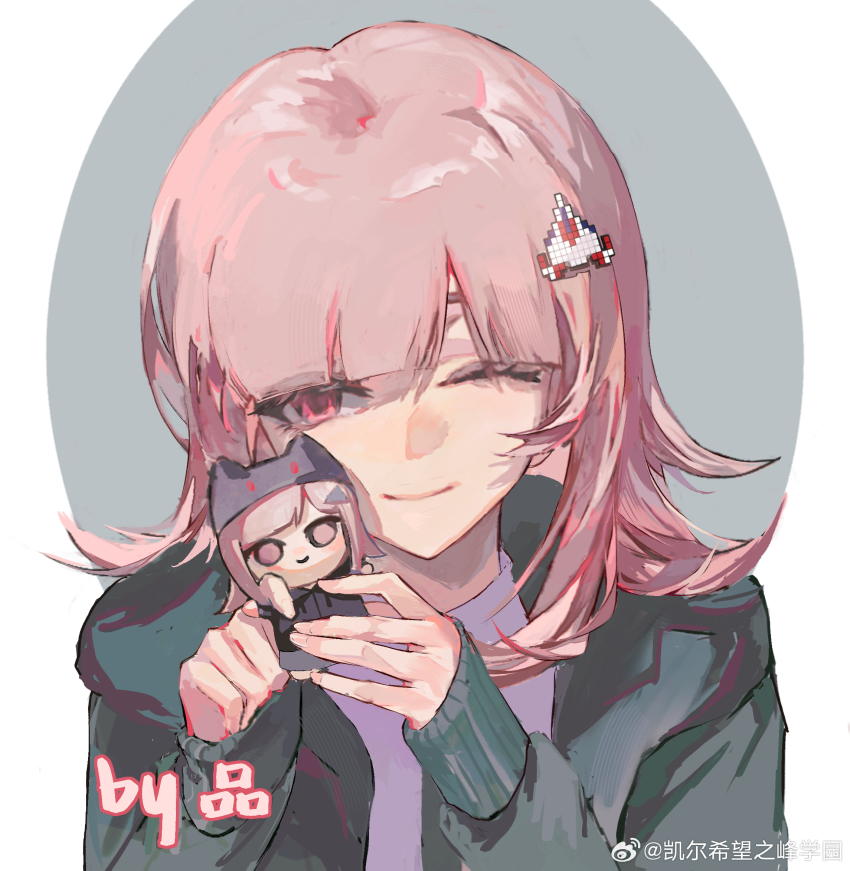 1girl artist_name character_doll chinese_commentary circle closed_mouth commentary_request cosplay danganronpa_(series) danganronpa_2:_goodbye_despair doll eyelashes fingernails galaga green_jacket grey_background hair_ornament hairclip highres holding holding_toy hood hood_down hooded_jacket jacket kai_er_xiwang_zhifeng_xueyuan komaeda_nagito komaeda_nagito_(cosplay) long_sleeves looking_at_viewer medium_hair nanami_chiaki one_eye_closed open_clothes open_jacket pink_eyes pink_hair shirt simple_background sleeves_past_wrists smile solo straight-on toy two-tone_background upper_body watermark weibo_watermark white_background white_shirt