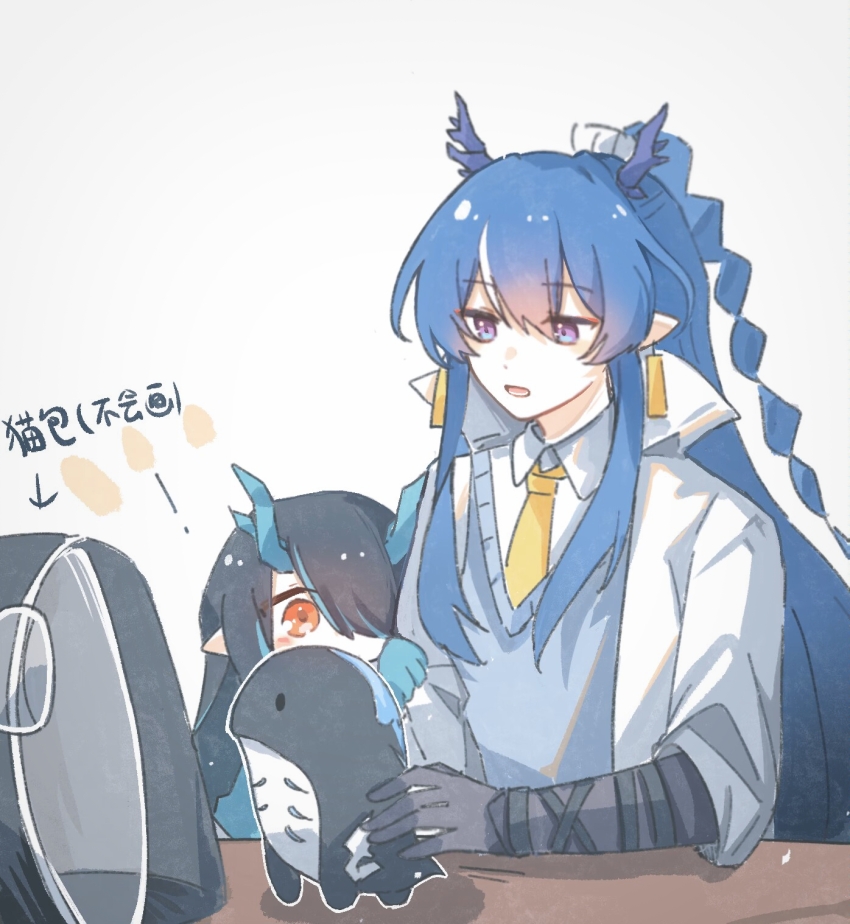 ! 2girls aged_down arknights arrow_(symbol) bitey_(arknights) black_hair blue_eyes blue_hair blue_sweater_vest chinese_commentary chinese_text collared_shirt colored_extremities commentary_request dragon_girl dragon_horns dusk_(arknights) earrings grey_background hair_between_eyes hair_over_one_eye highres horns jewelry ling_(arknights) long_hair multicolored_eyes multicolored_hair multiple_girls necktie one_eye_covered open_mouth orange_eyes pink_eyes pointy_ears shang_ge_promax shirt simple_background streaked_hair sweater_vest translation_request two-tone_eyes white_shirt yellow_necktie