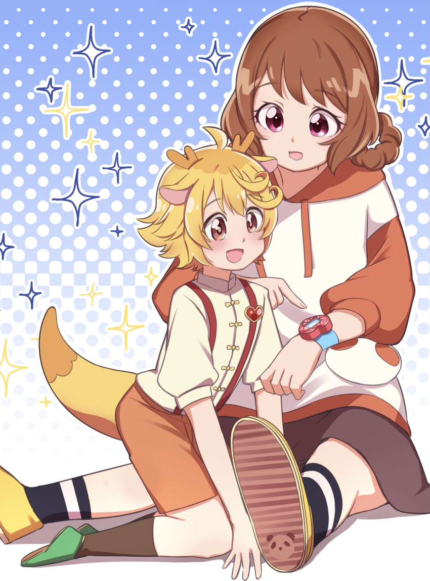 1boy 1girl animal_ears black_skirt black_socks blonde_hair brown_hair delicious_party_precure dragon_boy dragon_ears dragon_horns dragon_tail drawstring green_footwear hair_rings hanamichi_ran heart high_collar highres hood hood_down hoodie horns kneeling leaning_forward long_sleeves looking_at_another medium_hair mem-mem_(precure) mem-mem_(precure)_(human) open_mouth orange_shorts pointing pointing_at_watch precure purple_eyes red_eyes red_hoodie shirt shoes short_hair short_sleeves shorts sitting skirt smile socks sparkle suspender_shorts suspenders tail toon_(noin) two-tone_hoodie watch white_hoodie white_shirt wristwatch yellow_shoes