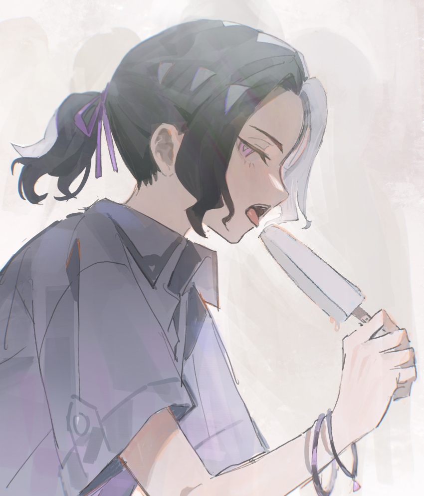 1boy amethio_(pokemon) black_hair bracelet bright_pupils collared_shirt commentary_request eating food from_side grey_shirt hair_ribbon half-closed_eyes hazel_maier highres holding jewelry male_focus nintendo open_mouth pink_eyes pokemon pokemon_(anime) pokemon_horizons ponytail popsicle purple_ribbon ribbon shirt short_ponytail short_sleeves sideways_glance solo symbol-shaped_pupils teeth tongue upper_body upper_teeth_only