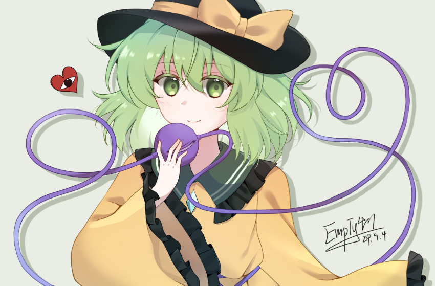 1girl black_hat bow buttons chinese_commentary closed_mouth commentary_request dated diamond_button empty401 frilled_shirt_collar frilled_sleeves frills green_eyes green_hair hat hat_bow heart heart_of_string highres komeiji_koishi long_sleeves looking_at_viewer shirt short_hair signature simple_background smile solo third_eye touhou wide_sleeves yellow_bow yellow_shirt