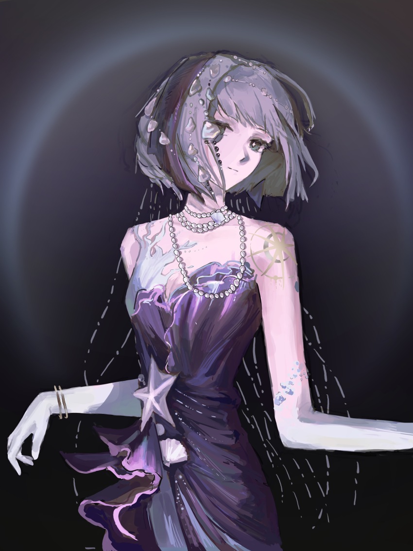 1girl absurdres blue_eyes blunt_bangs blunt_ends bob_cut breasts cleavage closed_mouth dark_background dress elbow_gloves gloves grey_gloves grey_hair hair_ornament highres jewelry light_smile looking_at_viewer mercuria_(reverse:1999) necklace official_alternate_costume pearl_necklace purple_dress reverse:1999 short_hair shoulder_tattoo smile solo strapless strapless_dress tattoo upper_body wowowoo