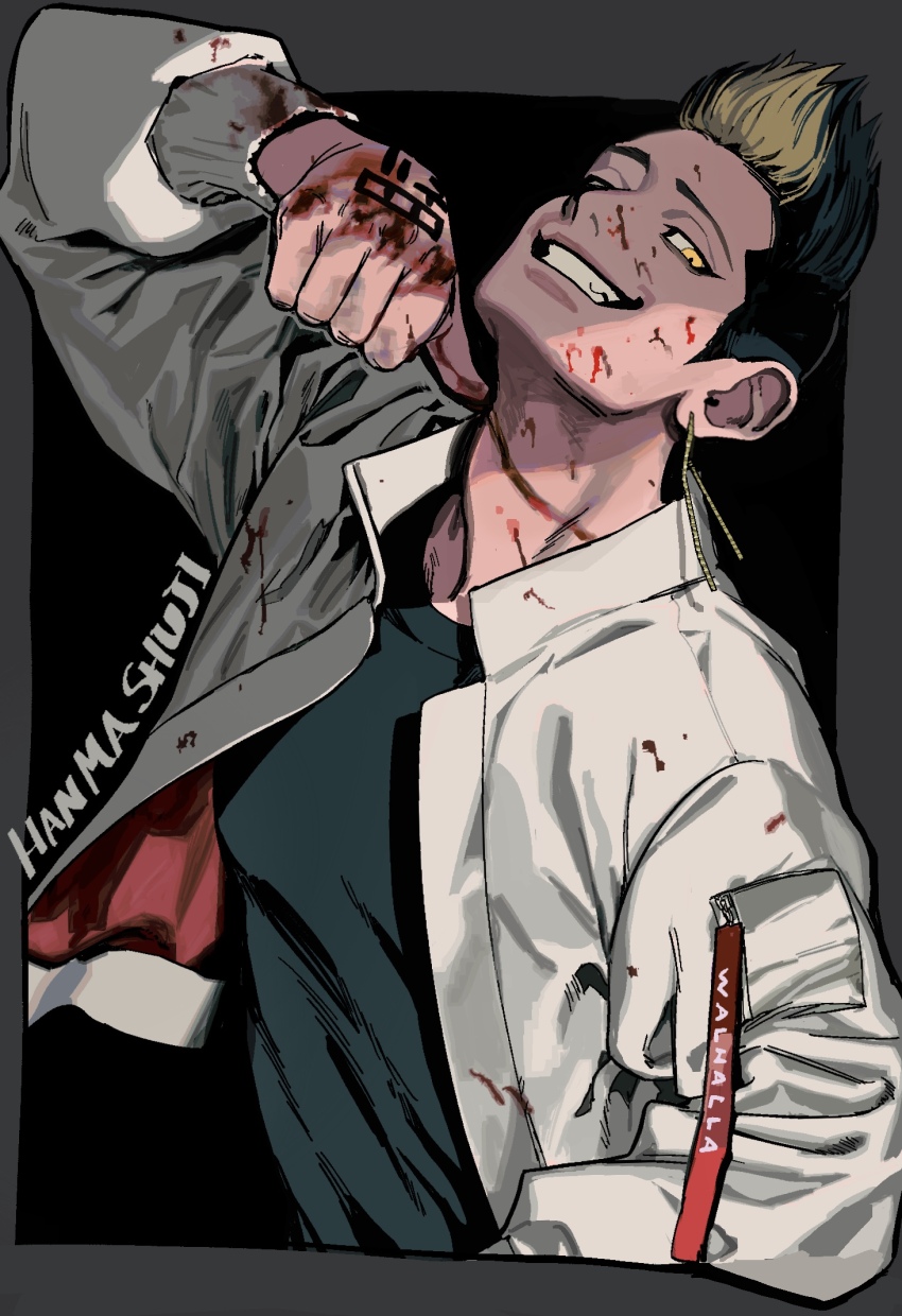 1boy black_background black_hair blonde_hair blood blood_on_face blood_on_hands border bruise character_name ear_piercing green_shirt grey_border grin hand_tattoo hanma_shuuji highres injury jacket long_sleeves male_focus multicolored_hair paguraisu piercing pocket shirt smile solo tattoo tokyo_revengers undercut upper_body white_jacket