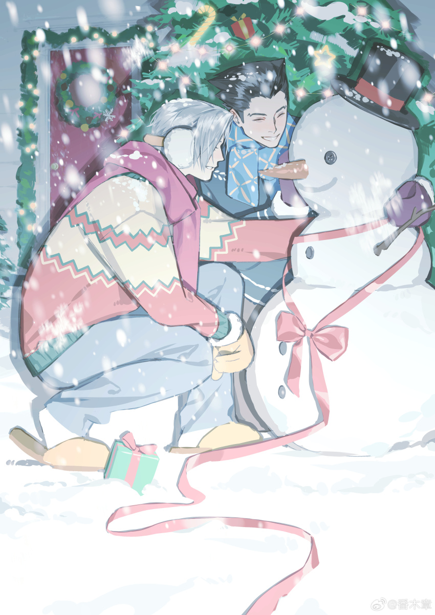 2boys ^_^ absurdres ace_attorney black_hair black_hat blue_scarf bow building_snowman christmas christmas_tree closed_eyes commentary_request earmuffs fan_mu_zhang gloves grey_hair hat highres male_focus miles_edgeworth multiple_boys outdoors phoenix_wright pink_scarf pink_slippers red_bow red_ribbon ribbon scarf short_hair slippers snow snowing snowman squatting sweater top_hat watermark weibo_watermark winter winter_gloves