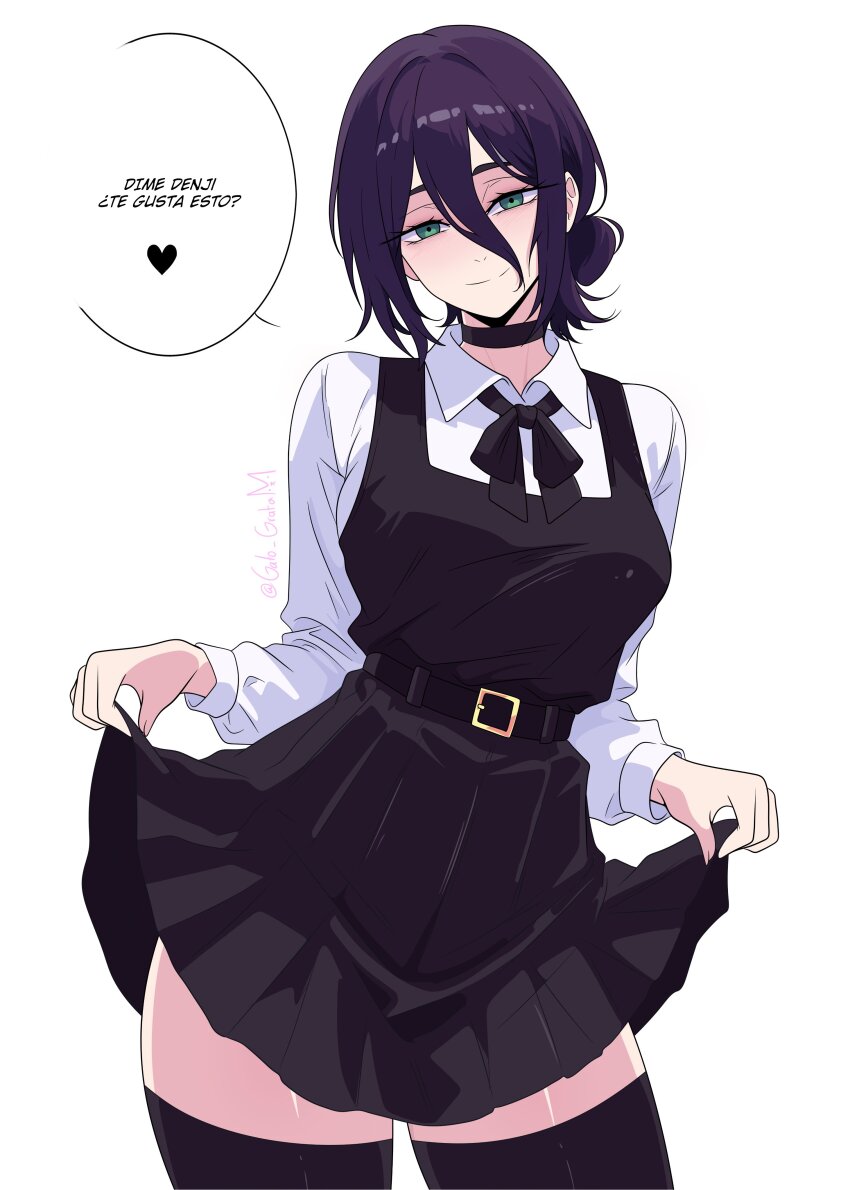 1girl absurdres belt belt_buckle black_bow black_choker black_dress black_thighhighs bow breasts buckle chainsaw_man choker collared_shirt dress fourth_east_high_school_uniform gratam green_eyes hair_between_eyes hair_bun heart highres purple_hair reze_(chainsaw_man) school_uniform shirt simple_background single_hair_bun sleeveless sleeveless_dress smile spanish_commentary spanish_text speech_bubble thick_thighs thighhighs thighs translated twitter_username white_background white_shirt