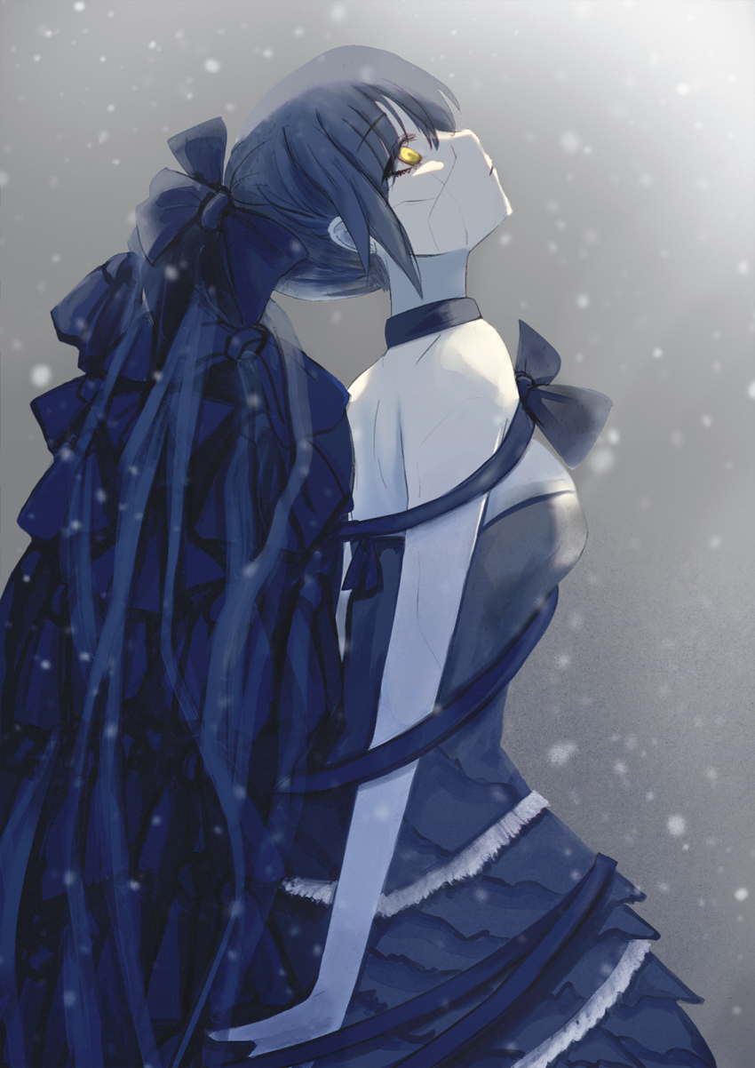 1girl bare_shoulders blue_dress bow choker closed_mouth cracked_face cracked_skin dress from_side grey_dress grey_hair hair_bow highres long_hair looking_up michikusaboushi_(p_o_q) muted_color original ponytail profile sleeveless sleeveless_dress snowing solo upper_body very_long_hair wide_ponytail yellow_eyes