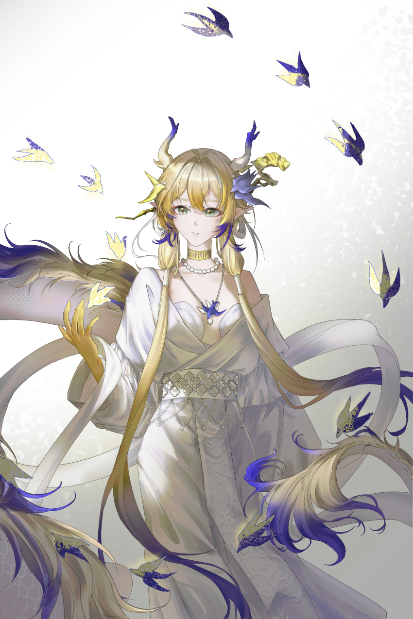 1girl absurdres ambience_synesthesia animal arknights bare_shoulders bird blonde_hair blue_hair breasts chinese_commentary choker closed_mouth collarbone colored_extremities commentary dragon_girl dragon_horns dragon_tail dress green_eyes grey_background grey_hair highres horns jewelry long_hair long_sleeves medium_breasts multicolored_hair necklace off_shoulder official_alternate_costume pearl_necklace pendant pointy_ears shu_(arknights) shu_(bingwenyuyou)_(arknights) smile solo tail white_background white_dress xing_feng_singfor yellow_choker