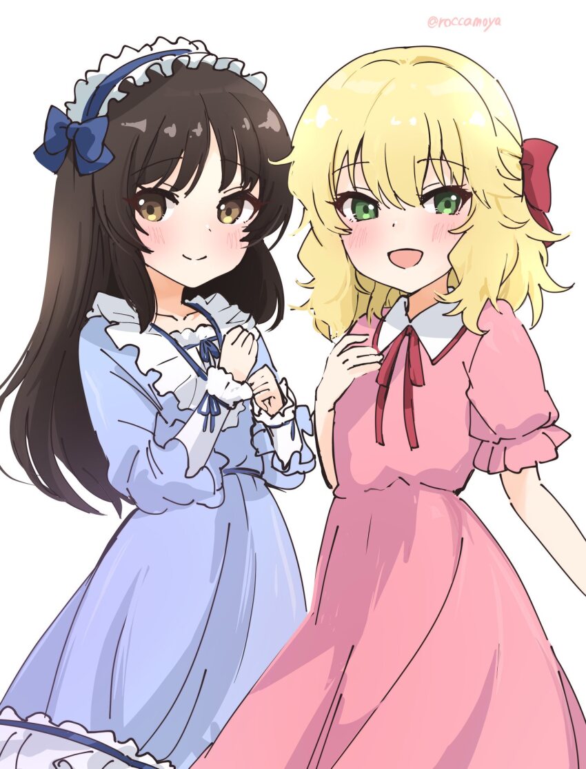 2girls :d accessories_switch alternate_costume alternate_hairstyle blonde_hair blue_bow blue_dress blue_hairband blue_ribbon blush bow brown_hair child collar collarbone collared_dress commentary cowboy_shot dress frilled_collar frilled_dress frilled_hairband frilled_headwear frilled_sleeves frills furrowed_brow green_eyes hair_bow hairband half_updo hand_on_own_chest hands_up highres idolmaster idolmaster_cinderella_girls idolmaster_cinderella_girls_u149 layered_sleeves long_hair long_sleeves medium_hair multiple_girls neck_ribbon open_mouth pink_dress puffy_short_sleeves puffy_sleeves red_bow red_ribbon ribbon roccamoya sakurai_momoka short_sleeves smile standing symbol-only_commentary tachibana_arisu twitter_username white_background white_collar white_hairband wrist_ribbon yellow_eyes