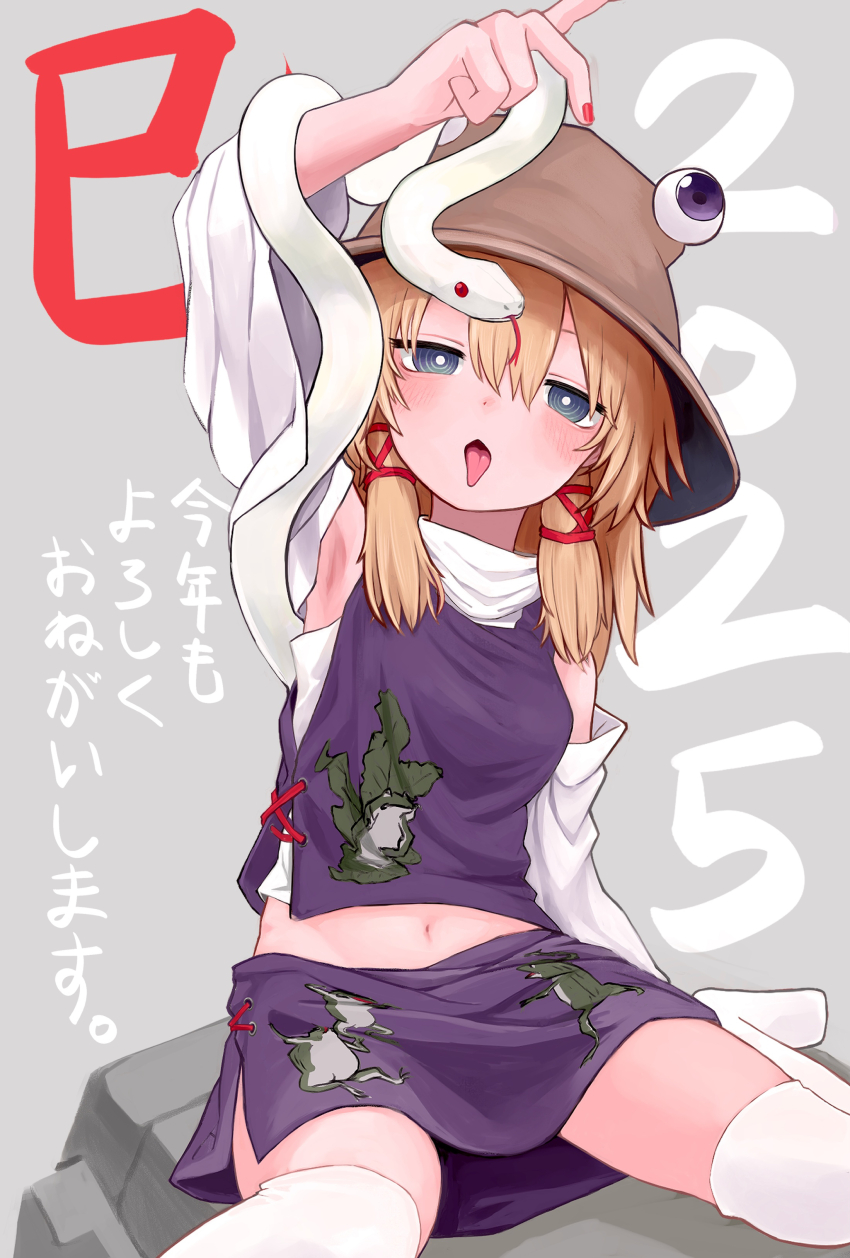 1girl 2025 absurdres animal_print arm_up blonde_hair blue_eyes brown_hat chinese_zodiac commentary_request detached_sleeves dot_nose frog_print grey_background hair_ribbon hat highres looking_at_viewer medium_hair midriff moriya_suwako navel neritch purple_skirt purple_vest red_nails red_ribbon ribbon ringed_eyes shirt sitting skirt skirt_set snake solo thighhighs tongue tongue_out touhou translation_request turtleneck vest white_shirt white_thighhighs year_of_the_snake