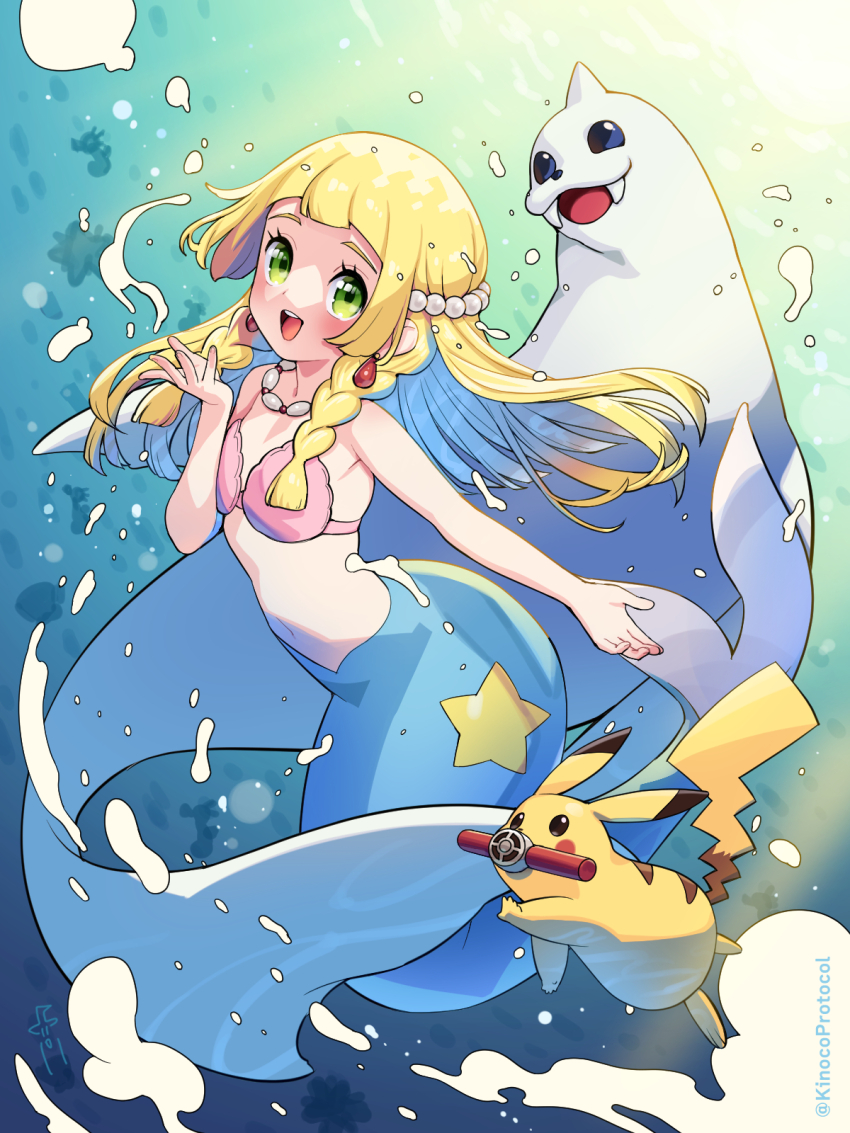 1girl :d bare_arms beads bikini blonde_hair blunt_bangs blush braid commentary_request cosplay dewgong earrings eyelashes gen_1_pokemon green_eyes hand_up highres horsea jewelry kinocopro lillie_(pokemon) long_hair mermaid_misty_(pokemon) misty_(pokemon) misty_(pokemon)_(cosplay) navel necklace nintendo open_mouth pikachu pink_bikini pokemon pokemon_(anime) pokemon_(classic_anime) pokemon_sm_(anime) smile swimsuit teeth tongue twin_braids twitter_username underwater upper_teeth_only watermark