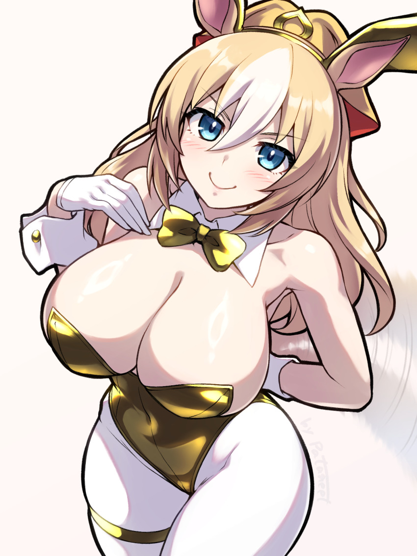 1girl blonde_hair blue_eyes bow bowtie breasts cleavage collar durandal_(umamusume) gloves gold_bow gold_leotard highres horse_girl huge_breasts leotard looking_up pantyhose pataneet playboy_bunny simple_background smile solo umamusume white_background white_collar white_gloves white_pantyhose