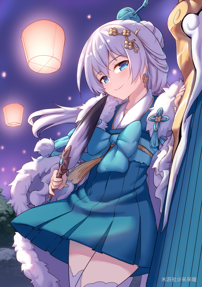 1girl blue_dress blue_eyes china_dress chinese_clothes closed_mouth daidailong dress earrings hair_bun hair_ornament hand_fan highres holding holding_fan holding_instrument honkai_(series) honkai_impact_3rd instrument jewelry lantern long_hair long_sleeves looking_at_viewer night night_sky outdoors paper_lantern single_hair_bun sky smile solo theresa_apocalypse thighhighs white_hair white_thighhighs zhuge_kongming_(honkai_impact)