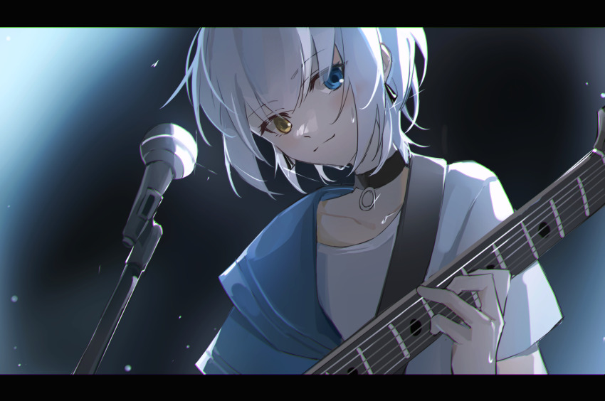 1girl bang_dream! bang_dream!_it&#039;s_mygo!!!!! black_choker blue_eyes blue_shirt chinese_commentary choker closed_mouth collarbone commentary_request earrings guitar guitar_strap half-shirt head_tilt heterochromia highres holding holding_guitar holding_instrument instrument jewelry kaname_raana letterboxed light_particles looking_at_object microphone microphone_stand monnku o-ring o-ring_choker shirt short_hair short_sleeves sidelighting smile solo upper_body white_hair white_shirt yellow_eyes