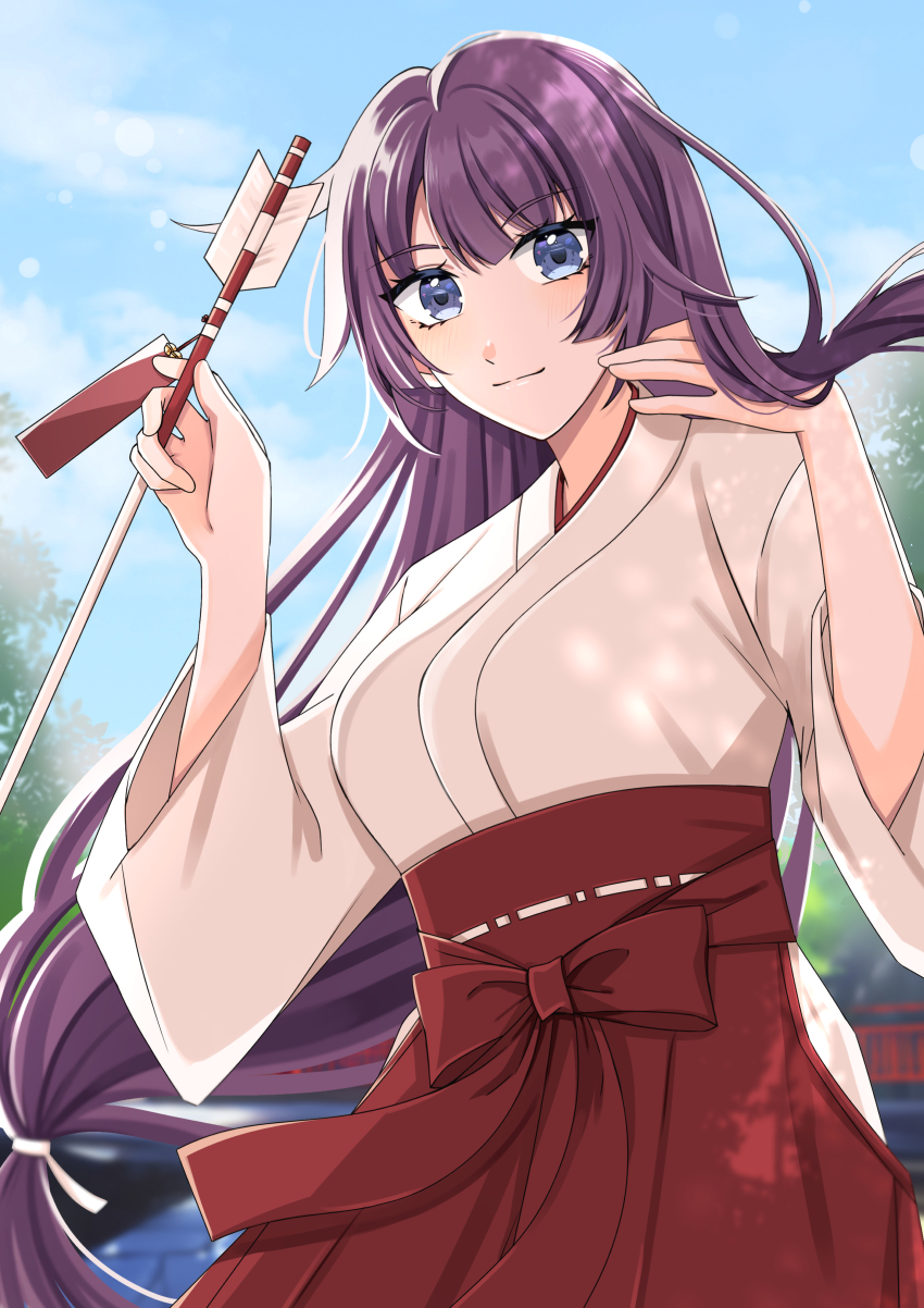 1girl absurdres arrow_(projectile) blue_eyes blue_sky chihaya_(clothing) cloud commentary hakama hakama_skirt hand_in_own_hair highres holding holding_arrow japanese_clothes jmfz5558 light_blush light_smile long_hair looking_at_viewer monogatari_(series) outdoors purple_hair red_hakama senjougahara_hitagi skirt sky solo