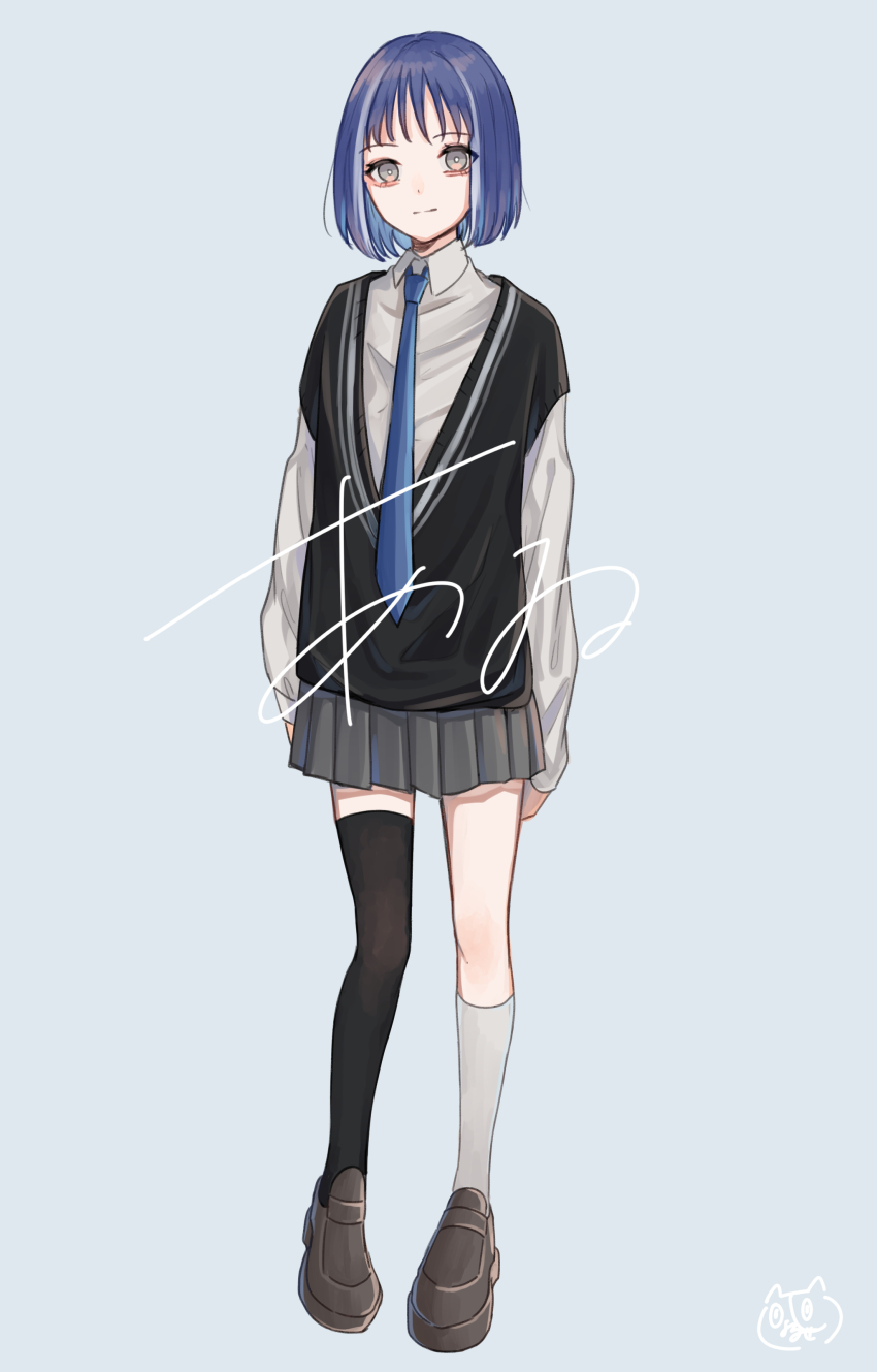 1girl :| absurdres black_sweater_vest black_thighhighs blue_background blue_hair blue_necktie bright_pupils brown_shoes closed_mouth collared_shirt commentary full_body grey_eyes grey_skirt highres medium_hair multicolored_hair necktie original pleated_skirt shirt shoes signature single_sock single_thighhigh skirt sleeves_past_fingers sleeves_past_wrists socks solo standing streaked_hair sweater_vest thighhighs translation_request white_hair white_pupils white_shirt white_socks yoruse