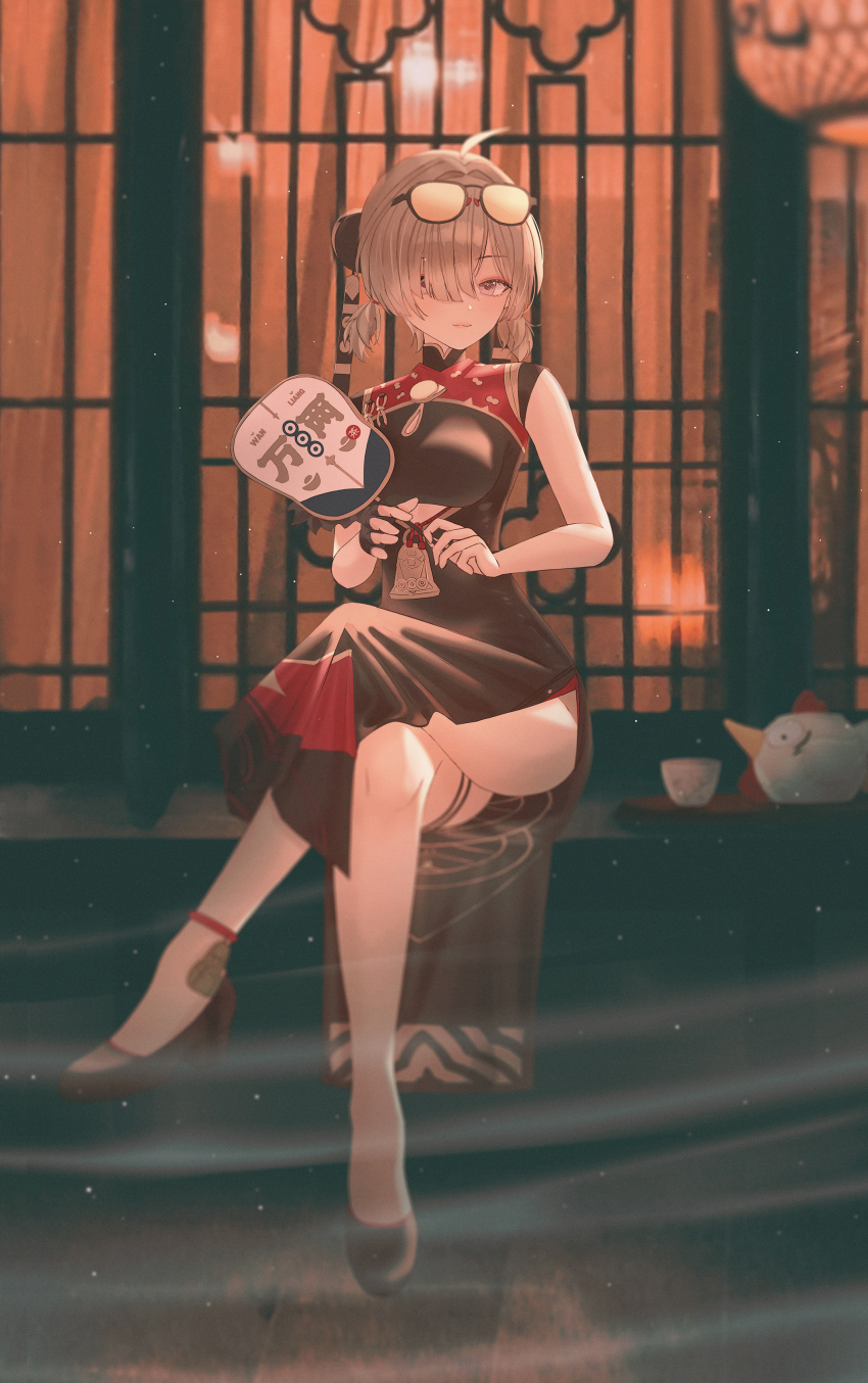 1girl absurdres ahoge architecture black_dress black_shoes blonde_hair breasts closed_mouth commentary crossed_legs cutout_above_navel dress east_asian_architecture eyewear_on_head full_body hand_fan headgear high_heels highres holding holding_fan indoors large_breasts light_smile looking_at_viewer purple_eyes setora_q shoes short_hair sitting solo sunglasses sweety_(zenless_zone_zero) symbol-only_commentary thighs tinted_eyewear tuanshan yellow-tinted_eyewear zenless_zone_zero