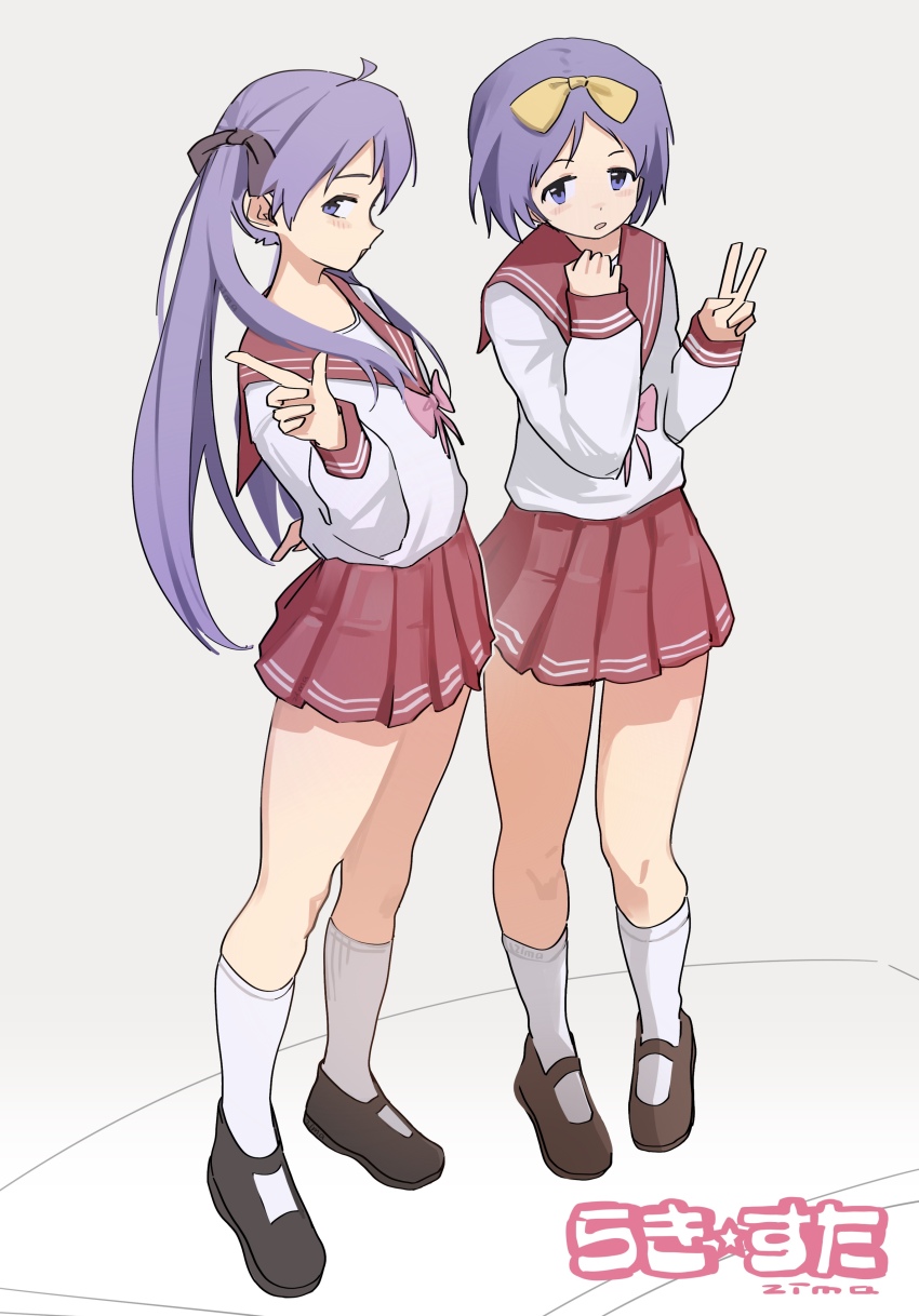 2girls absurdres baisebandaoti1 bow bowtie copyright_name full_body hair_bow highres hiiragi_kagami hiiragi_tsukasa long_hair looking_at_viewer lucky_star mary_janes multiple_girls pink_bow pink_bowtie pink_sailor_collar pink_skirt pleated_skirt purple_hair ryouou_school_uniform sailor_collar school_uniform serafuku shirt shoes short_hair siblings signature sisters skirt socks standing v white_shirt white_socks yellow_bow