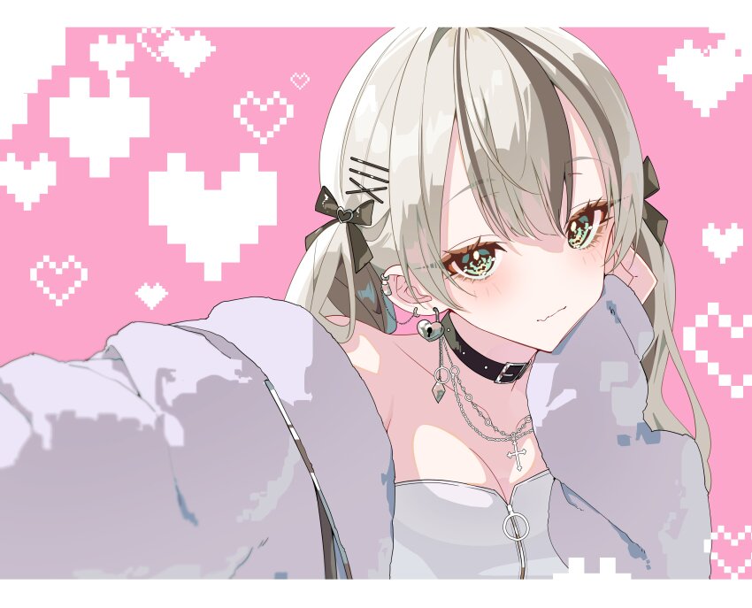 1girl absurdres amopui black_bow black_collar black_hair blonde_hair blush bow cardigan closed_mouth collar commentary green_eyes hair_bow hair_ornament heart highres jewelry kurumi_noah kurumi_noah_(7th_costume) letterboxed looking_at_viewer low_twintails multicolored_hair necklace pink_background solo streaked_hair twintails two-tone_hair virtual_youtuber vspo! x_hair_ornament