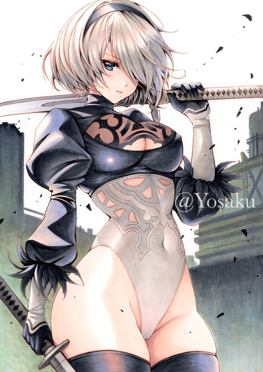 1girl 2b_(nier:automata) black_gloves black_hairband black_thighhighs blue_eyes breasts building cleavage cleavage_cutout closed_mouth clothing_cutout covered_navel dual_wielding feather-trimmed_sleeves gloves groin hair_over_one_eye hairband heattech_leotard highleg highleg_leotard highres holding holding_sword holding_weapon juliet_sleeves katana leotard long_sleeves medium_breasts mole mole_under_mouth nier:automata nier_(series) puffy_sleeves short_hair skindentation sky solo sword thighhighs thighs turtleneck weapon white_hair white_leotard yosaku_vs_hina