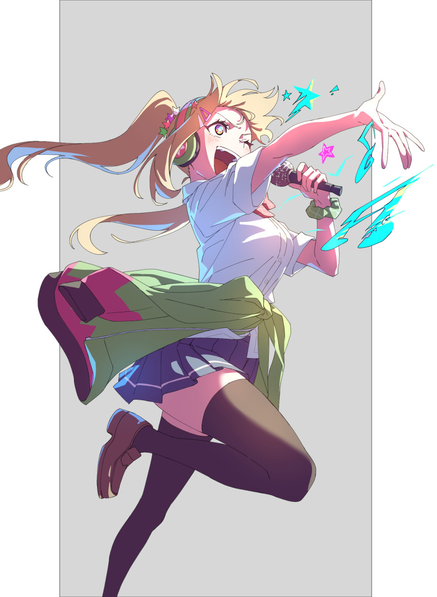 1girl ;d black_thighhighs blonde_hair breasts brown_shoes clothes_around_waist collared_shirt commentary denonbu english_commentary foot_out_of_frame furrowed_brow green_scrunchie grey_background hair_ornament hands_up headphones highres holding holding_microphone jacket jacket_around_waist kayano_futaba loafers long_hair medium_breasts microphone music musical_note one_eye_closed open_mouth outstretched_arm owlbox scrunchie shirt shoes singing smile solo standing standing_on_one_leg star_(symbol) star_hair_ornament thighhighs twintails white_shirt wrist_scrunchie