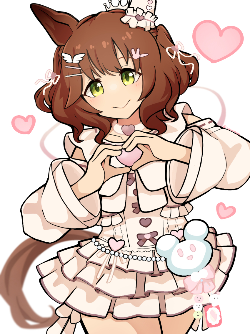 1girl animal_ears aston_machan_(everlasting_candy)_(umamusume) aston_machan_(umamusume) blush breasts brown_hair closed_mouth commentary_request green_eyes hair_between_eyes hair_ornament heart heart_hands highres horse_ears horse_girl horse_tail medium_breasts medium_hair official_alternate_costume smile solo tail umamusume white_background yuyunoya