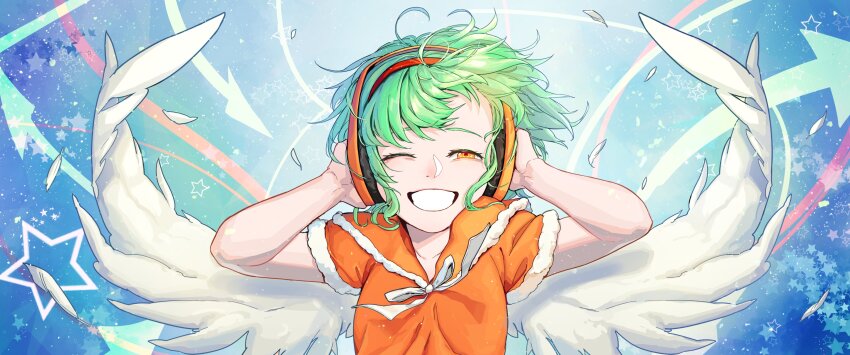 1girl absurdres blue_background bow bowtie breasts chunithm commentary feathered_wings floating_hair freedom_dive fur-trimmed_shirt fur_trim green_hair grin hands_on_headphones headphones highres looking_at_viewer one_eye_closed orange_eyes orange_shirt rapo_01 shirt short_hair short_sleeves sky_feather_(chunithm) small_breasts smile solo star_(symbol) upper_body white_bow white_bowtie white_wings wind wings