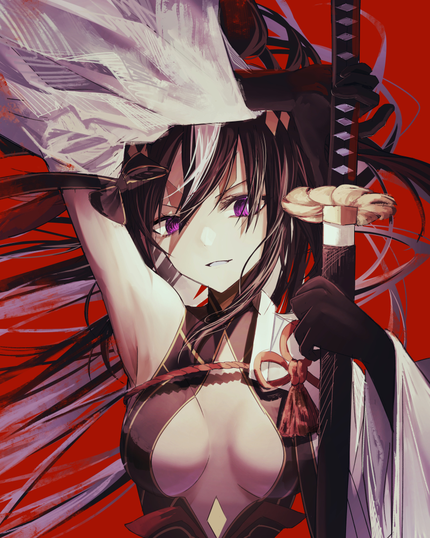 1girl absurdres armpits black_gloves black_hair breasts detached_sleeves fate/grand_order fate_(series) gloves grin hair_between_eyes highres japanese_clothes katana long_hair medium_breasts multicolored_hair nagao_kagetora_(fate) purple_eyes red_background simple_background smile solo streaked_hair sword uesugi_kenshin_(fate) uesugi_kenshin_(third_ascension)_(fate) weapon white_hair yagi_(yagi5art)