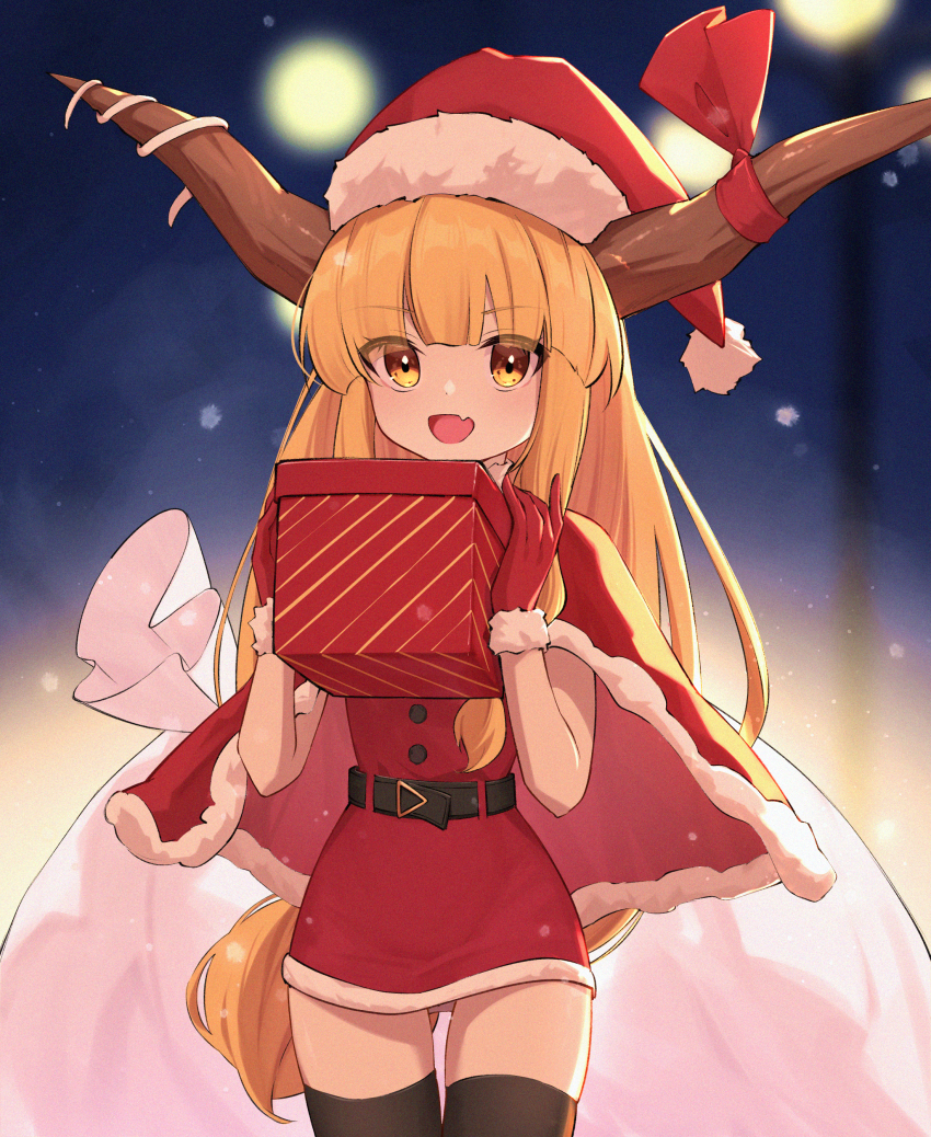 1girl absurdres alternate_costume belt belt_buckle black_belt black_thighhighs blonde_hair blurry blurry_background bow box brown_horns buckle buttons cape christmas commentary_request cowboy_shot dress fang fur-trimmed_cape fur-trimmed_dress fur-trimmed_gloves fur_trim gift gift_box gloves gluteal_fold hands_up hat highres holding holding_gift horn_bow horn_ornament horns ibuki_suika lamppost long_hair looking_at_viewer oeyama open_mouth pom_pom_(clothes) red_bow red_cape red_dress red_gloves red_hat sack santa_costume santa_dress santa_hat short_dress sidelocks skin_fang solo thighhighs touhou very_long_hair white_bag yellow_eyes zettai_ryouiki