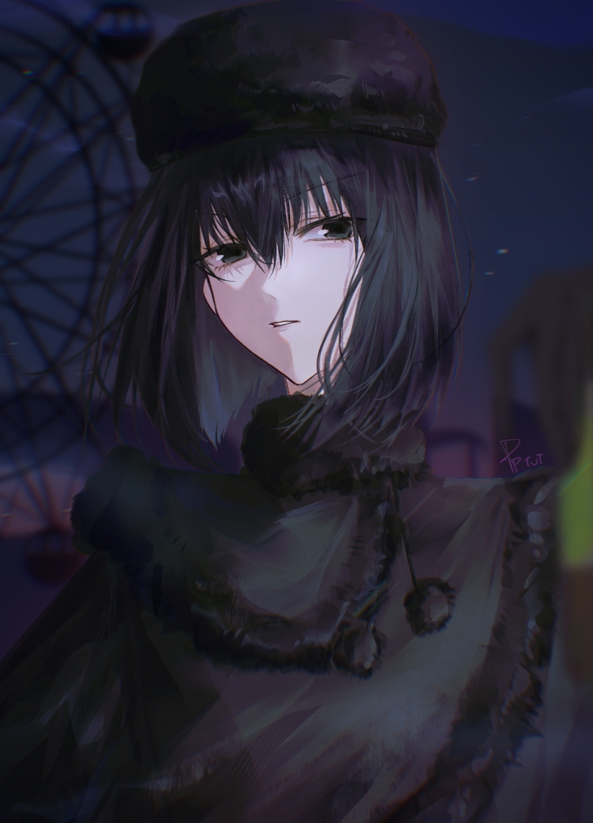 1girl artist_name black_capelet black_dress black_eyes black_hair black_hat capelet dress ferris_wheel floating_hair fur-trimmed_capelet fur_collar fur_hat fur_trim hair_between_eyes hat highres kuonji_alice looking_at_viewer mahou_tsukai_no_yoru night night_sky pppeipeipipi short_hair sky solo
