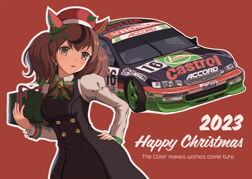 1girl 2023 bell black_dress bow bowtie breasts car christmas collared_shirt commentary dress dress_shirt ear_covers english_text gift grey_shirt hand_on_own_hip hat highres holding holding_gift holly honda honda_accord leaning_to_the_side long_sleeves medium_breasts merry_christmas motor_vehicle neck_bell nice_nature_(umamusume) outline parted_lips pinafore_dress race_vehicle racecar red_background red_hat santa_hat shirt simple_background sleeveless sleeveless_dress smile solo tomozo8674 umamusume white_outline wing_collar