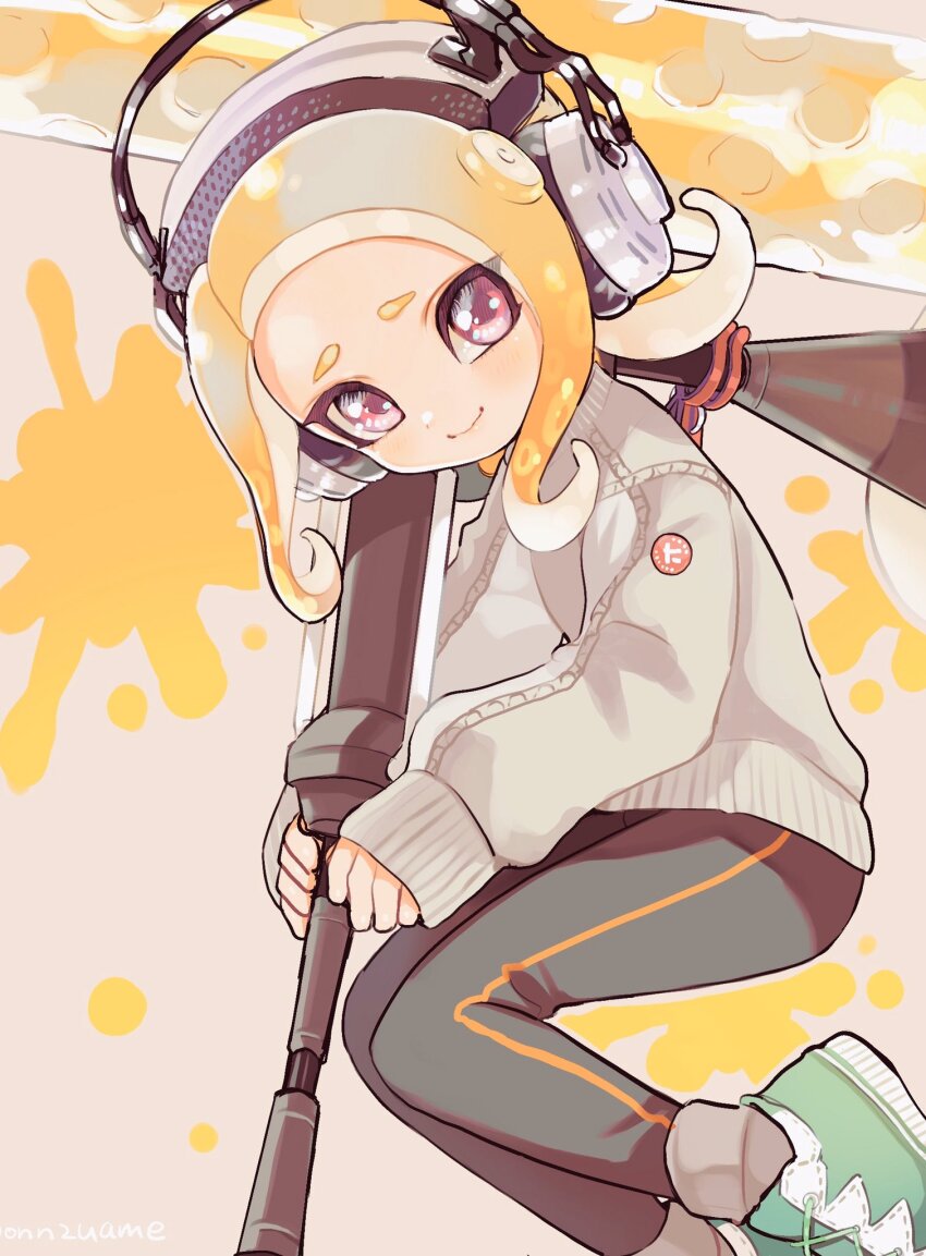 1girl amezawa_koma black_leggings blonde_hair closed_mouth commentary_request dynamo_roller_(splatoon) furrowed_brow green_shoes grey_socks headphones highres holding holding_weapon leggings long_sleeves looking_at_viewer medium_hair nintendo octoling octoling_girl octoling_player_character parted_bangs pink_background pink_eyes shoes smile socks solo splatoon_(series) splatter_background sweater tentacle_hair weapon white_sweater