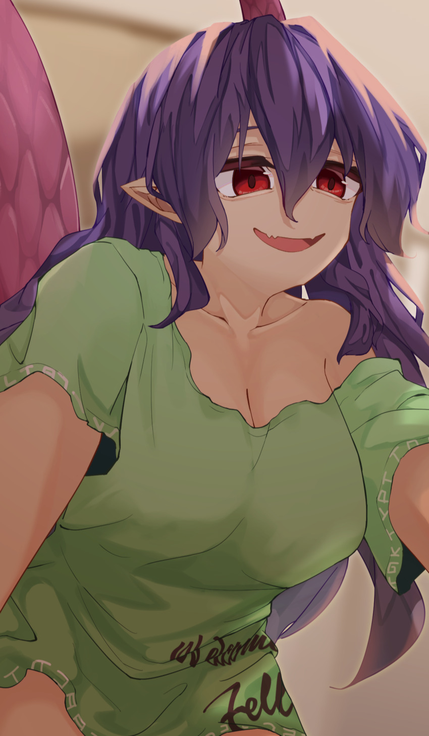 1girl blurry blurry_background breasts brown_background chuananshi cleavage clothes_writing collarbone commentary_request double-parted_bangs english_text fangs green_shirt hair_between_eyes highres horns large_breasts leaning_forward long_hair open_mouth partial_commentary pointy_ears purple_hair red_eyes reptile_girl shirt short_sleeves single_horn single_off_shoulder skin_fangs smile solo tail tenkajin_chiyari thighs touhou upper_body very_long_hair