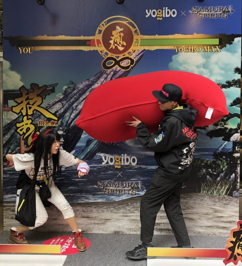1boy 1girl asian black_hair cosplay fighting_stance fingerless_gloves gameplay_mechanics gloves hair_ribbon highres hood hoodie japanese_(nationality) legs long_hair nakoruru pants ribbon samurai_spirits shirt snk the_king_of_fighters thighs yogibo