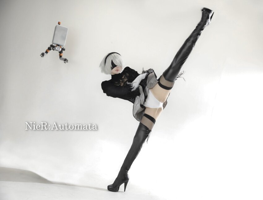 1girl 2024 2b_(nier:automata) action arm_up artist_name basement black_blindfold black_boots black_dress black_gloves blindfold blue_eyes bob_cut boots breasts character_name cleavage cleavage_cutout closed_mouth clothing_cutout commentary contrapposto cosplay cosplay_photo dress expressionless feather-trimmed_sleeves female_focus full_body gloves gluteal_fold hair_over_one_eye hairband heattech_leotard high_heel_boots high_heels highres indoors juliet_sleeves katana kicking large_breasts legs_together leotard long_sleeves looking_ahead mole mole_under_mouth nier:automata nier_(series) photo_(medium) pink_lips pod_(nier:automata) puffy_sleeves puutin_cos real_life shadow short_hair simple_background skindentation solo split standing standing_on_one_leg standing_split sword thick_lips thick_thighs thigh_boots thighs title upskirt weapon white_background white_hair white_leotard wide_hips