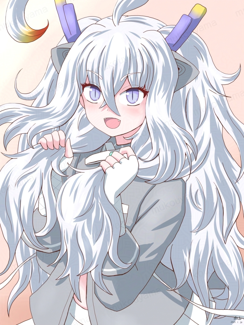 1girl animal_ears big_hair blue_background blush bow bowtie dragon_ears dragon_girl dragon_horns dragon_tail extra_ears fangs fingerless_gloves garter_straps gloves grey_hair highres horns kemono_friends kemono_friends_3 long_hair looking_at_viewer messy_hair mukouyama_mu multicolored_horns navel purple_eyes purple_horns shirt simple_background skirt solo tail white_dragon_(kemono_friends) white_hair yellow_horns